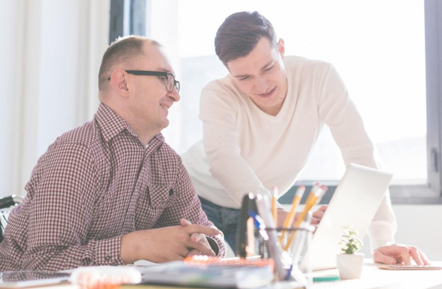 Professionell eingerichteter Arbeitsplatz für Remote-Lernen